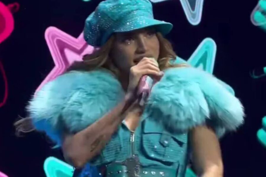 (Artista entrerriana) Emilia Mernes la rompió en Buenos Aires, tras la suspensión de sus shows: el regalo con el que sorprendió a sus fans