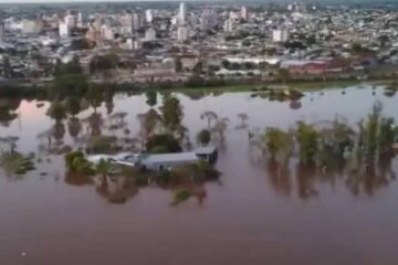 Crecida del Río Uruguay en Entre Ríos: en Pueblo Liebig, una ruta quedó bajo el agua y obligó a suspender las clases