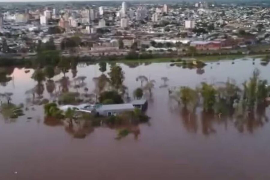 Crecida del Río Uruguay en Entre Ríos: en Pueblo Liebig, una ruta quedó bajo el agua y obligó a suspender las clases