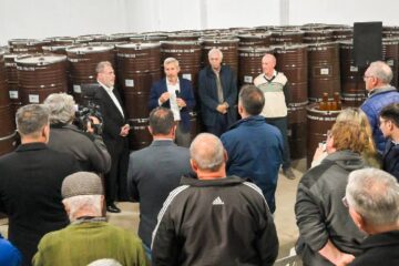 Frigerio anunció créditos y baja de impuestos