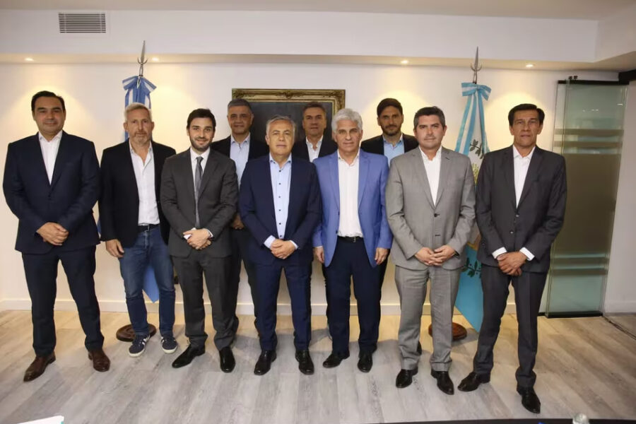 (Mención a Frigerio) Ocho gobernadores de Juntos por el Cambio acordaron respaldar la vuelta de Ganancias