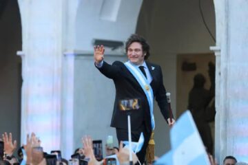 (Mención a Kueider) Milei enfrenta horas cruciales por la Ley Bases y se mantiene la tensión por el posible reordenamiento de su gabinete