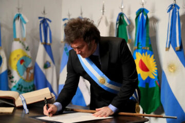 (Mención a Frigerio) Javier Milei selló su firma en el Pacto de Mayo junto a 19 gobernadores y dos ex presidentes