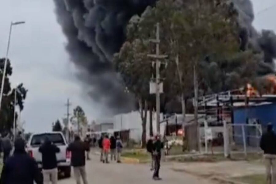Voraz incendio en una fábrica que produce resinas en el Parque Industrial de Gualeguaychú