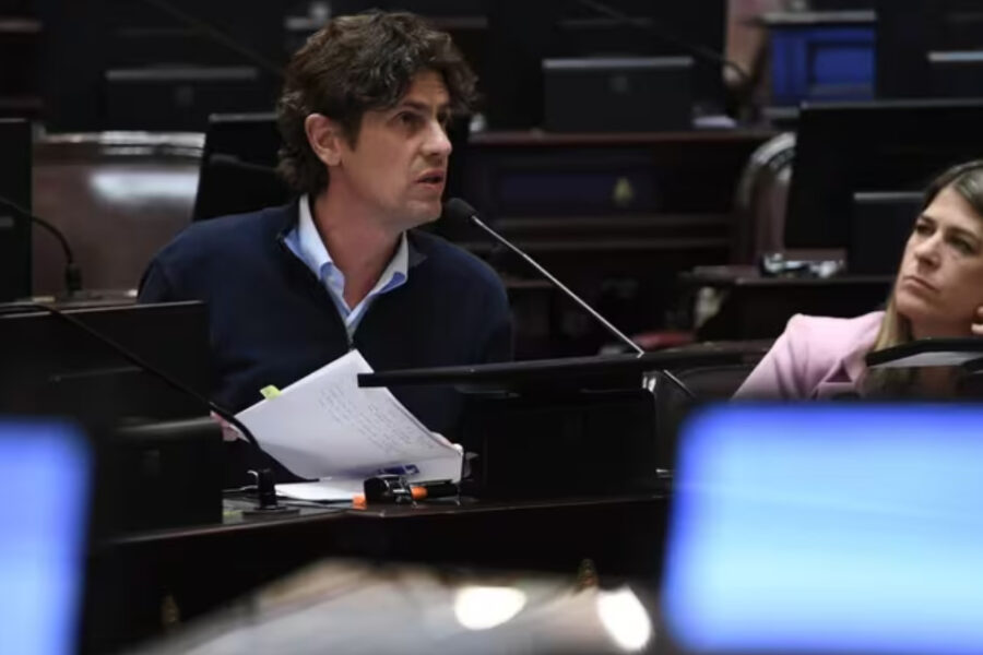 (Mención a senador entrerriano) Lousteau está a un paso de quedarse con la Bicameral de Inteligencia tras un pacto con el kirchnerismo