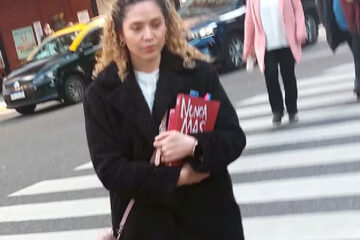 (Mención a entrerriano) Una de las diputadas libertarias que visitó genocidas presos en Ezeiza llegó al Congreso con un libro de “Nunca más”