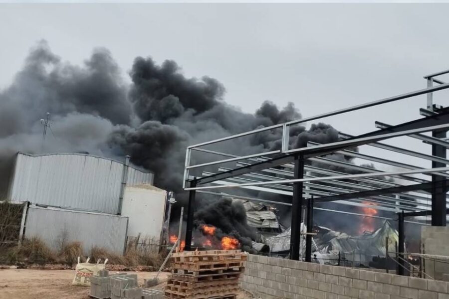(En Entre Ríos) Impactante incendio de una fábrica de resinas en el Parque Industrial de Gualeguaychú