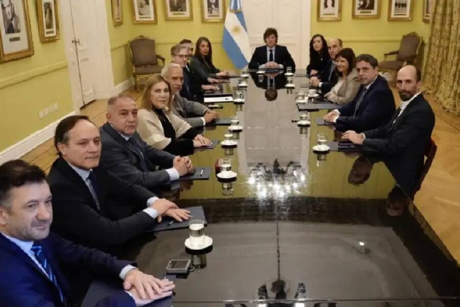 (Mención a legislador entrerriano) Milei junto a Victoria Villarruel recibieron a senadores aliados y esperan postergar sesión en el Senado