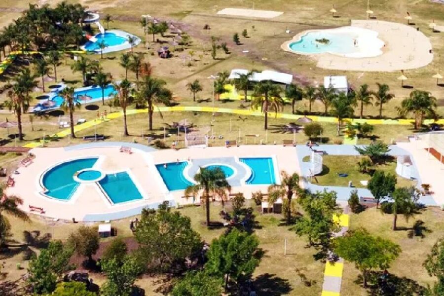 Una joya escondida en Entre Ríos: la ciudad que tiene más de 10 piletas con aguas termales y una increíble reserva natural