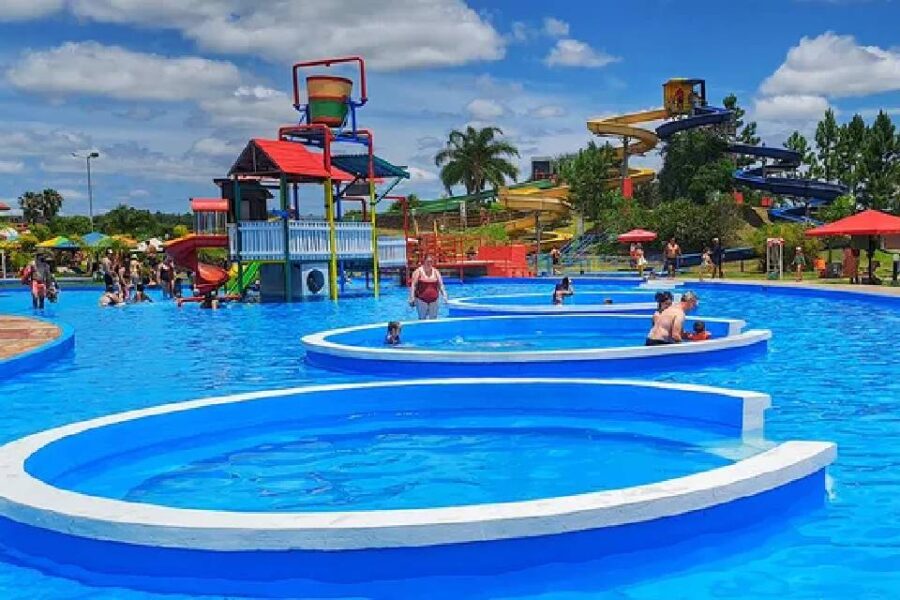 Playas, aguas termales, museos y paseos para conocer a fondo este colorido destino del litoral ubicado en Entre Ríos