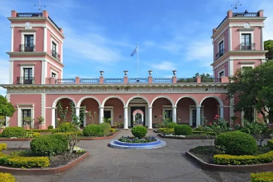 El notable palacio que fue declarado monumento histórico nacional y queda en una bella ciudad de Entre Ríos
