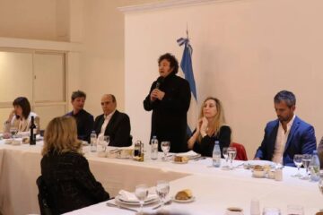 (Mención a Frigerio) Milei sigue al frente de las negociaciones políticas: se reúne con gobernadores en medio de la discusión por los DNU