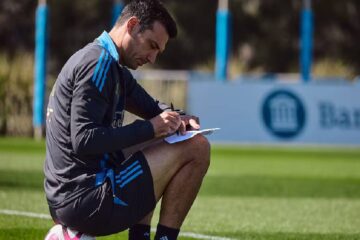 (Mención a futbolista entrerriano) Con una sorpresa, Lionel Scaloni dio la lista de Argentina para enfrentar a Paraguay y Perú
