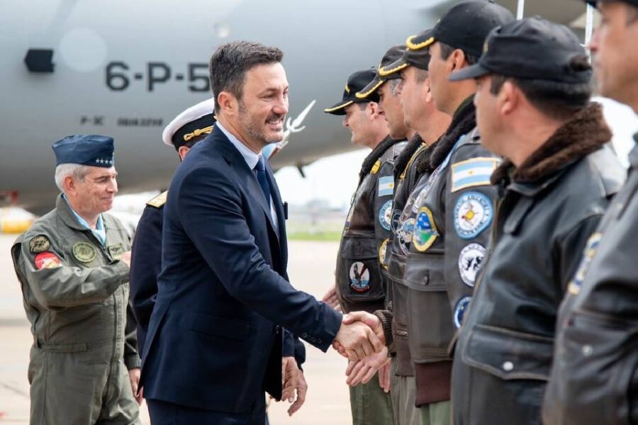 (Viajes con novia entrerriana) Los 32 vuelos del jefe de la Fuerza Aérea y el llamado a un periodista: cómo Petri echó al alto mando militar