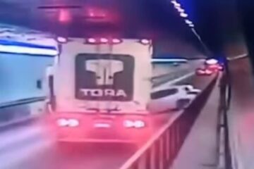 El impactante choque entre un auto y un camión en el túnel subfluvial que une Santa Fe y Entre Ríos