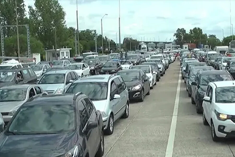 (Mención a Entre Ríos) Largas filas en Fray Bentos: los argentinos vuelven a elegir Uruguay tras la caída en la brecha de precios