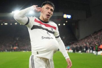 (Futbolista entrerriano) Un golazo con pan bajo el brazo: la historia de amor detrás del festejo de Lisandro Martínez