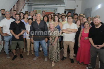 Critica los partidos tradicionales pero hace encuentros a la antigua