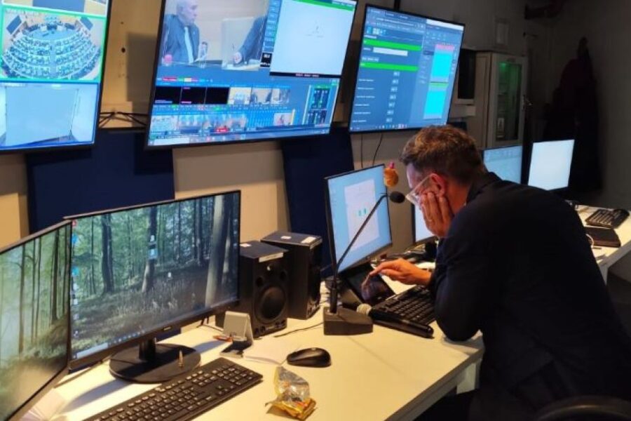 Siciliano polifacético en la Unicameral: sonidista y responsable del switcher