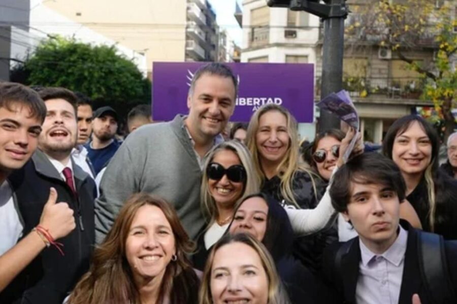 Adorni recorrió barrios porteños con Karina Milei a una semana de las elecciones legislativas