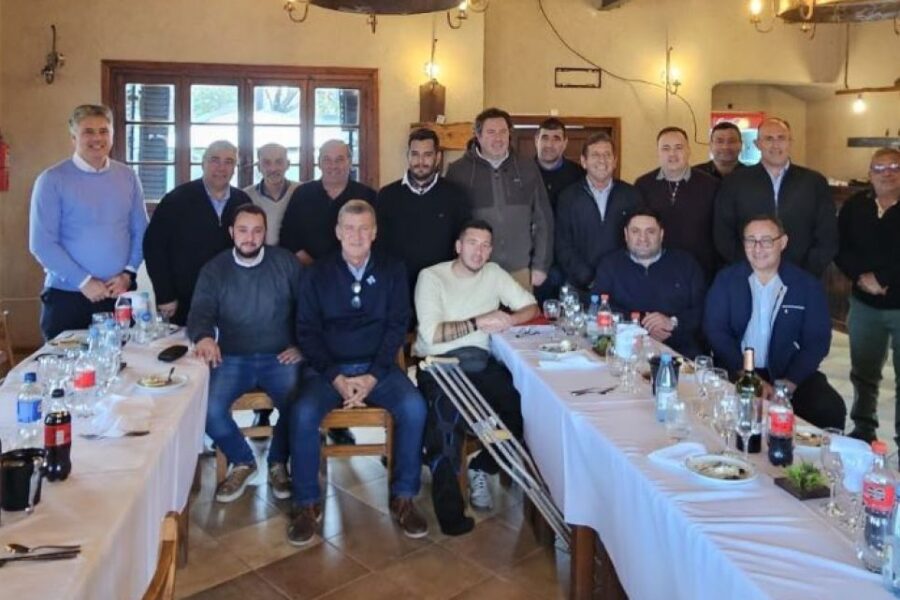 Llaryora busca incorporar a un intendente radical en su lista de diputados para fortalecer el apoyo político