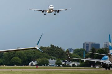 Gobierno establece conciliación obligatoria con controladores aéreos y evita paro este fin de semana