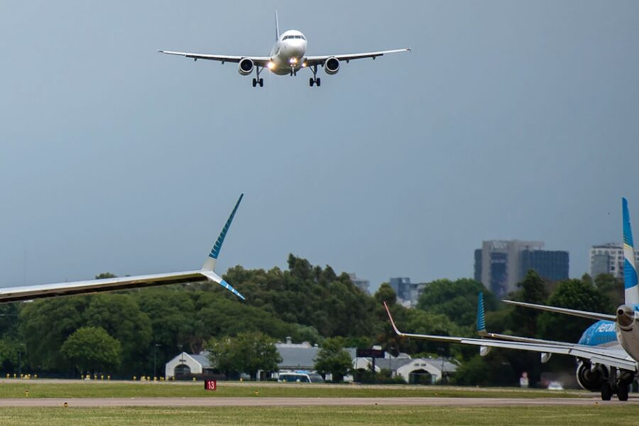 Gobierno establece conciliación obligatoria con controladores aéreos y evita paro este fin de semana