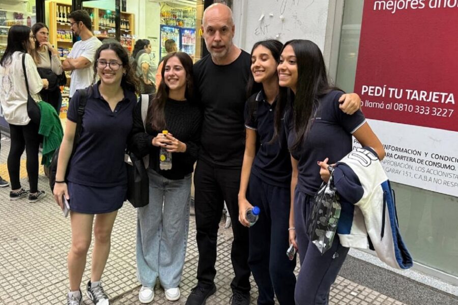 Cierre de campaña de Larreta con 24 horas de caminata en CABA: selfies, promesas y críticas por la basura