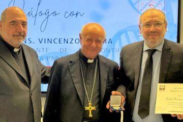 El Vaticano premia al rabino Fishel Szlajen por sus contribuciones a la bioética en la UCA
