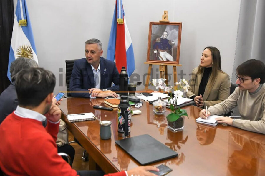 Götte y otros funcionarios en una mesa interáreas junto a Hein