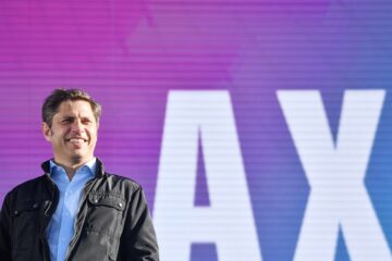 Kicillof congrega a más de 10 mil personas en La Plata para fortalecer su posición electoral ante La Cámpora y Milei