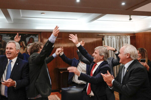 Milei abre las puertas al lavado de dinero: “No me importa de dónde sacaron los dólares” 