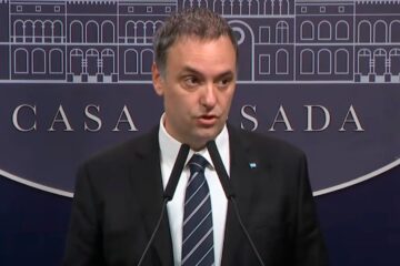 El Gobierno presenta nueva reforma migratoria con mayores requisitos y deportación exprés