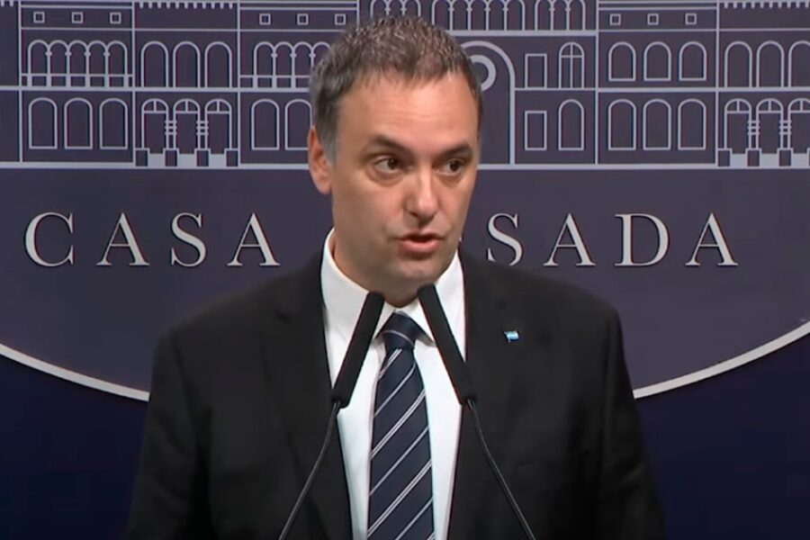 El Gobierno presenta nueva reforma migratoria con mayores requisitos y deportación exprés