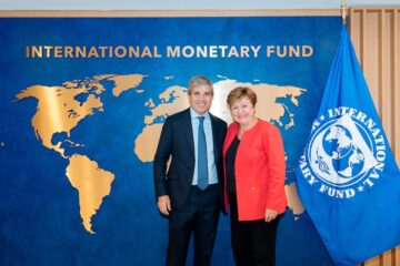 FMI aprueba revisión de metas; Argentina recibirá USD 2.000 millones pero debe garantizar superávit y estabilidad financiera