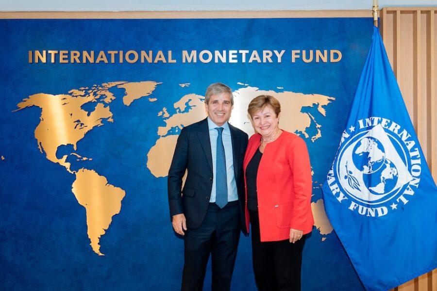 FMI aprueba revisión de metas; Argentina recibirá USD 2.000 millones pero debe garantizar superávit y estabilidad financiera