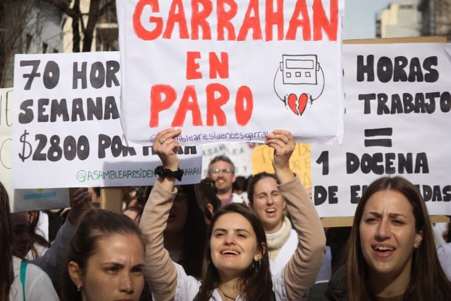 Garrahan: el Gobierno aplicará descuentos por días de paro a los residentes y considera desvincularlos tras la reunión fallida
