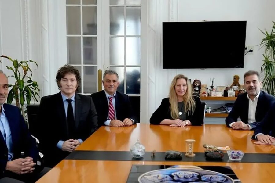 El Gobierno avanza hacia un acuerdo con dirigentes de PRO en Buenos Aires tras la victoria, mientras prepara anuncios sobre “dólares bajo el colchón”