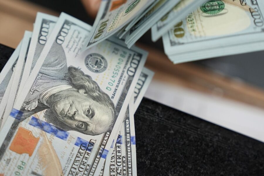 Dólar minorista cierra en $1.325 y frena rebote en acciones y bonos, mientras el mayorista alcanza récord de $1.315