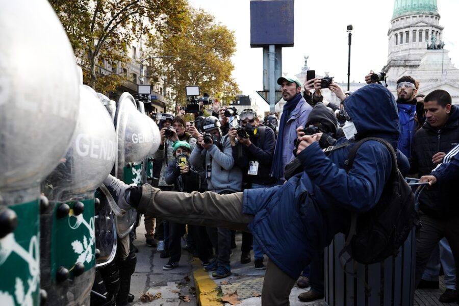 Tensión en la marcha de jubilados: la policía activa el protocolo antipiquetes frente al Congreso ante intentos de corte en avenida Rivadavia por parte de la UTEP