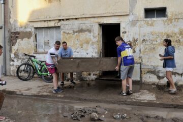 Se envían a Bahía Blanca productos e insumos retenidos por la Aduana para ayudar a damnificados por inundaciones