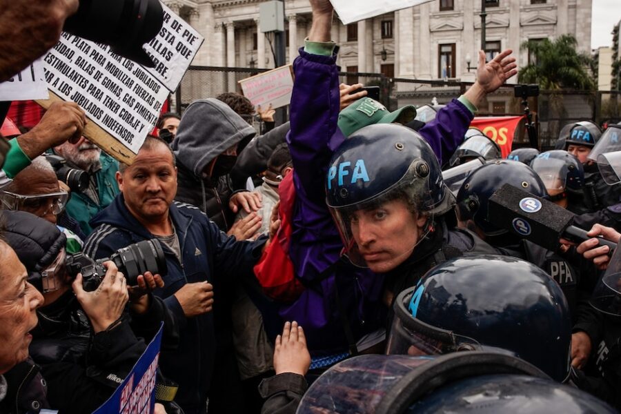 Conflictos entre jubilados y policía tras la caída de la sesión en el Congreso por falta de quorum