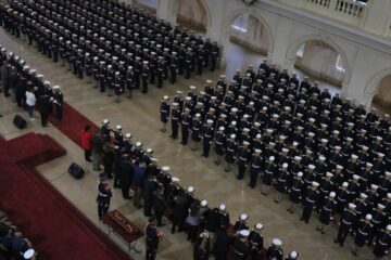 Nuevos cadetes y aspirantes reciben uniformes en emotiva ceremonia con la participación de sus familias