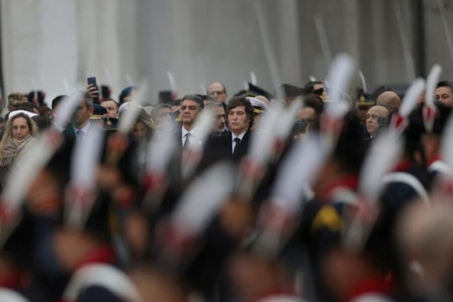 Milei asiste al cambio de guardia de los granaderos en Plaza de Mayo tras el Tedeum del 25 de Mayo y reflexiona sobre la historia del Regimiento Patricios