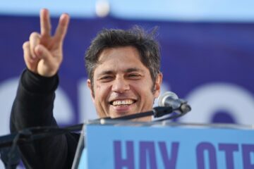 Axel Kicillof critica a Javier Milei en un plenario del Movimiento Derecho al Futuro a meses de las elecciones