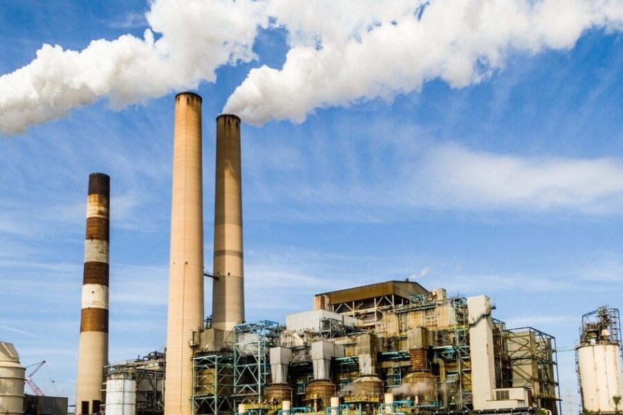 Las máquinas fabriles experimentan un nuevo descenso en marzo y cierran un trimestre negativo