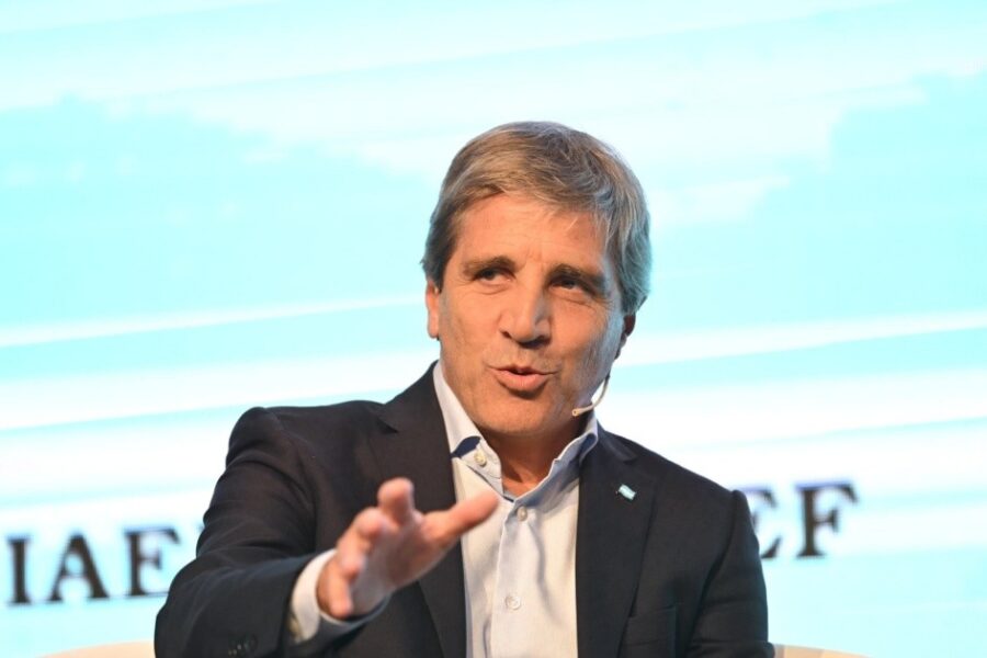 Caputo insta a los ejecutivos de finanzas a presionar a las provincias