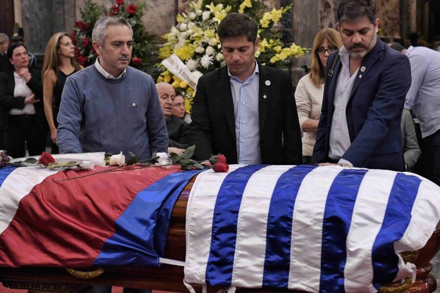 Kicillof asiste al funeral de ‘Pepe’ Mujica y se disculpa por el Gobierno de Javier Milei