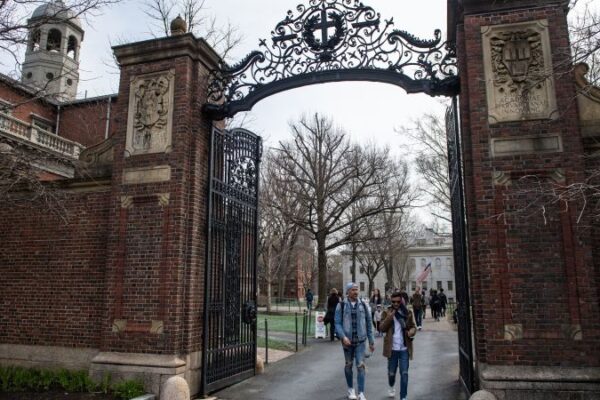 Jueza levanta restricción a estudiantes internacionales en Harvard