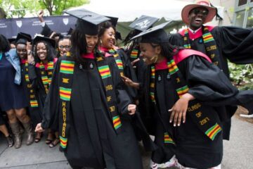 Universidades suspenden graduaciones por afinidad, dejando a estudiantes sin opciones